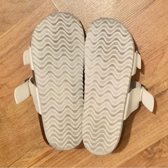 Little girls Wonder Nation white sandals, slip-on, size 13 - Picture 2 of 2